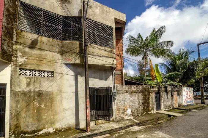 Casa à venda com 6 kitnets