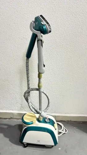 Passadeira vertical a vapor Electrolux GST10 EGS20 220V