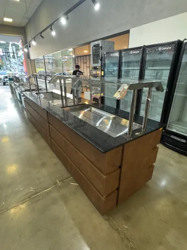 Buffet em MdF com passador de pratos granito 10 cubas quentes e 8 refrigeradas 