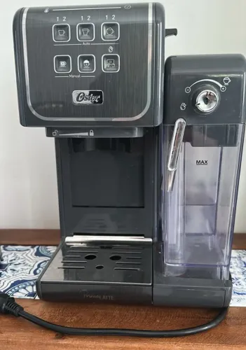 Cafeteira Oster PrimaLatte Touch + Moedor Oster