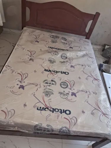 Cama e colchão de casal D33