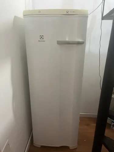 Freezer Vertical Electrolux FE22 - 215L