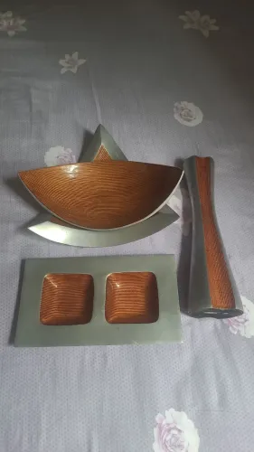 CONJUNTO VASOS, MESA APARADOR. 