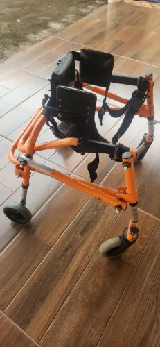 Andador posterior com 4 rodas