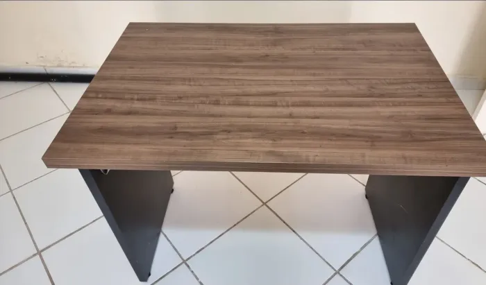 Escrivaninha de Escritório / Mesa de Estudos em MDF (Perfeito Estado)