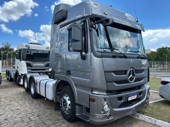 Mercedes Benz Actros 25 46 em ótimo estado.