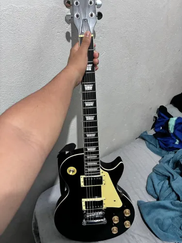 Guitarra les paul nova em ótimo estado troco