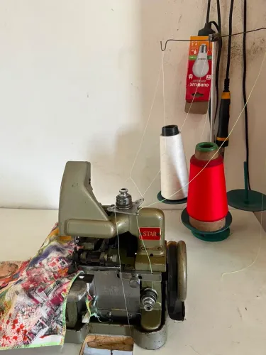 Máquina de overlock semi industrial de mesa em perfeito estado de conservação