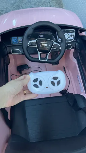 Carro elétrico feminino 