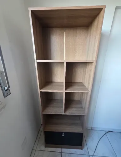 Estante Livreiro 6 Nichos com Porta Basculante