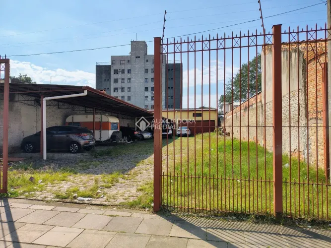 Casa comercial com estacionamento em Partenon