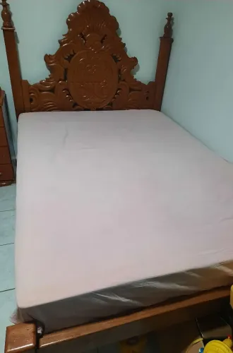 Cama de madeira maciça com colchão 