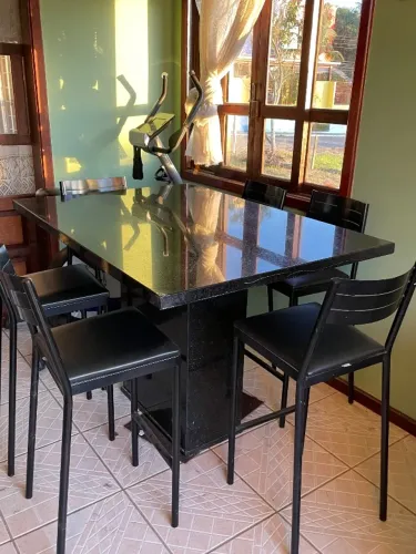 Mesa de Granito Preto com 6 Cadeiras - Excelente Estado