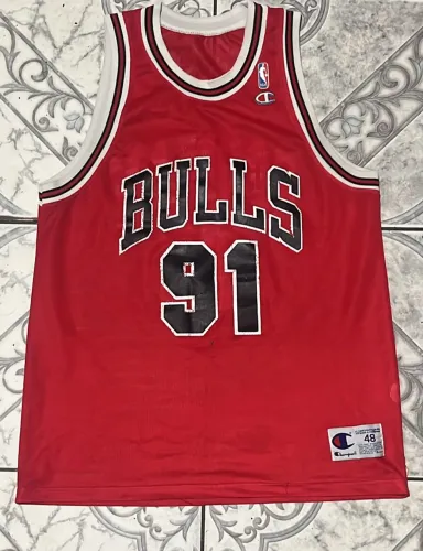 Camisa Chicago bulls vermelha tamanho G jogador Dennis rodman