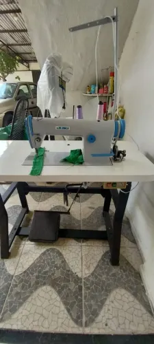 Máquina de costura industrial Juki. 