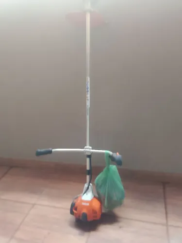 Vendo roçadeira still 3 meses de uso zerada 2 mil reais