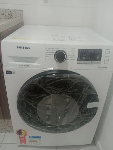 Vendo lava e seca Samsung 11kg NOVA, NUNCA USADA COM NOYA FISCAL. LACRADA