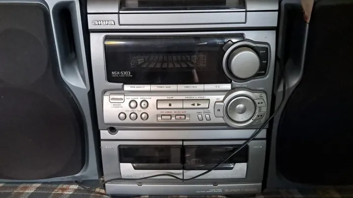 Vendo aparelho de som AIWA em perfeito funcionamento. 