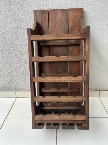 Adega artesanal em madeira