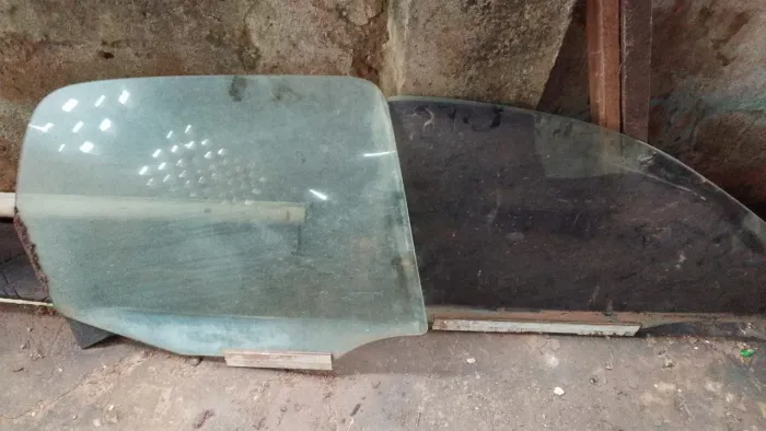 Vidro traseiro e dianteiro do lado do passageiro 50 reais cada 