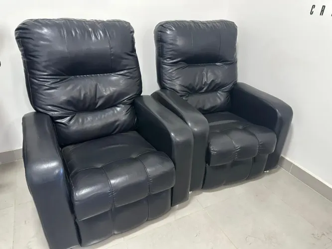 02 poltronas reclináveis em couro preto - R$ 3.490,00 ou R$ 1.790,00 cada