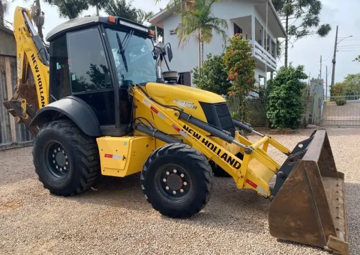 Retroescavadeira New Holland (agregamento garantido)