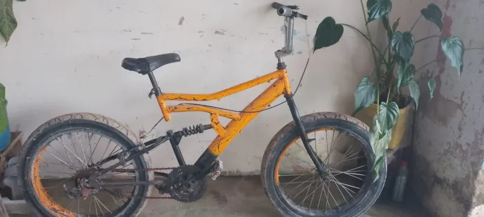 Bicicleta Aro 20 com Suspensão - Pneus Largos