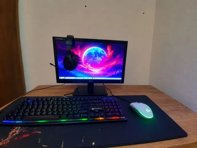 Apenas acessórios e 2 monitor LG e Samsung 