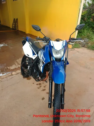 Troca-se Moto Lander 250cc ano 2018/2019 por um Carro.