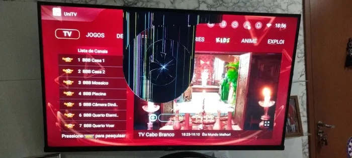 Tv TCL com a tela trocada vendo pra retirada de peças ou outro fins. 