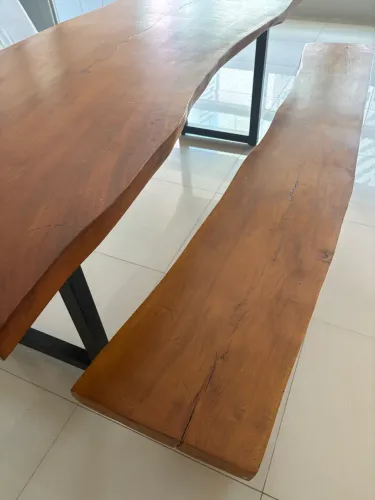 Mesa e banco em madeira maciça no tamanho 2,20 x 0,80 m