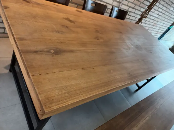 Mesa e banco para área de churrasco