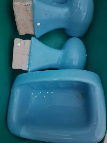 Peças de porcelana azuis para construção de banheiro