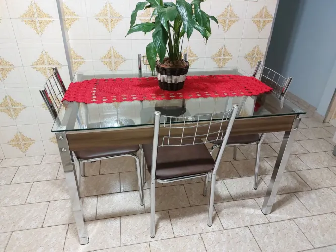 Vendo 1 mesa com 4 cadeiras
