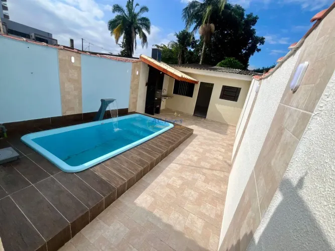 Casa Lado Praia 2 dorms c/ piscina por 639 mil