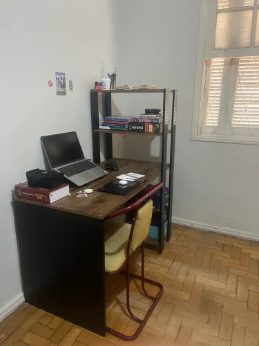 Escrivaninha grande e confortável 