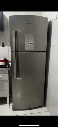 Estou vendendo essa geladeira, funcionando tudo normalmente. so com algumas marca de uso.