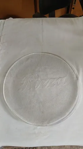 Prato de vidro para servir pizza.