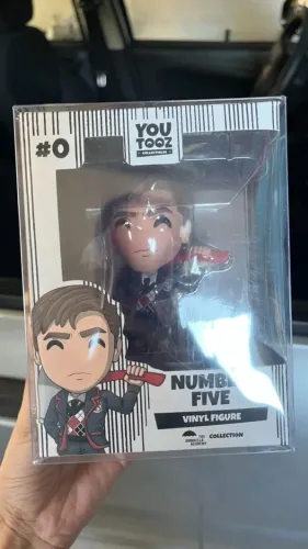 action figures number five the umbrella academy youtooz #0