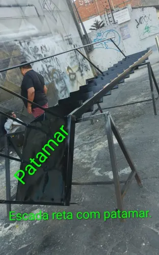 Escadas de ferro com patamar 