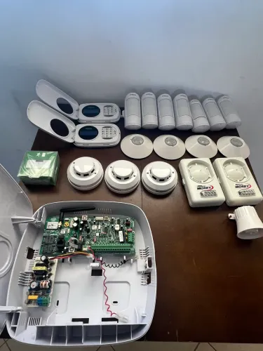 Kit de alarme de segurança Intelbras e Paradox 