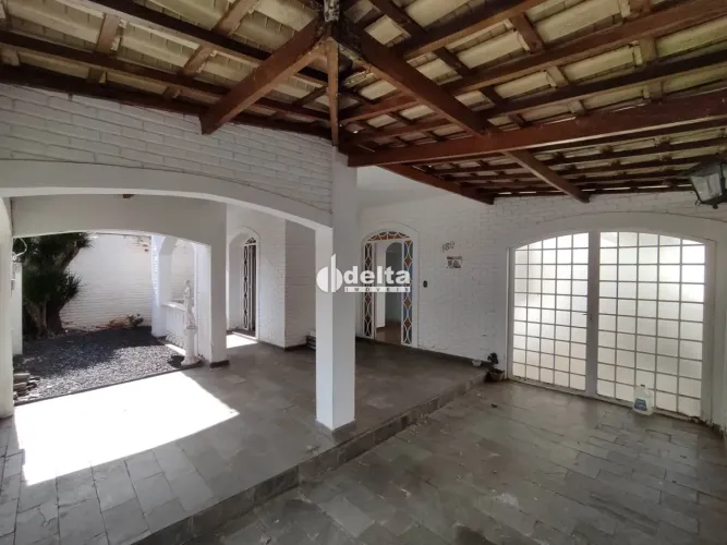 Casas com 03 quartos sendo 01 suíte disponível para locação no bairro Centro em Uberlândia