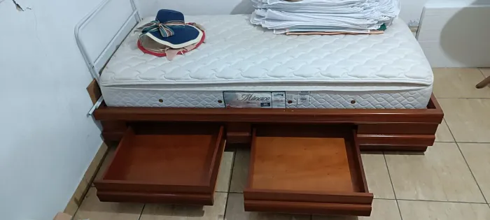 MADEIRA MACIÇA, IMPECÁVEL base de cama de solteiro