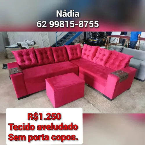 Sofá De canto vermelho no tecido aveludado 