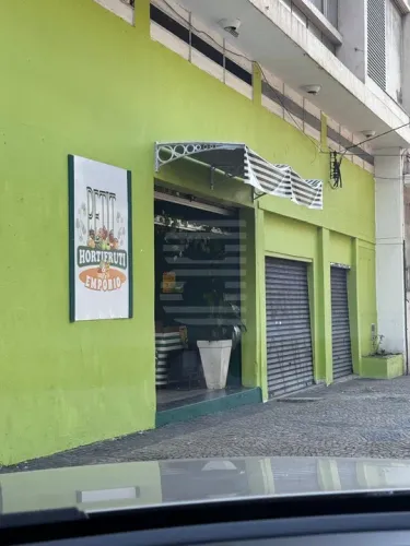 Aluga Loja no Centro em frente a Praça Carlos Comes