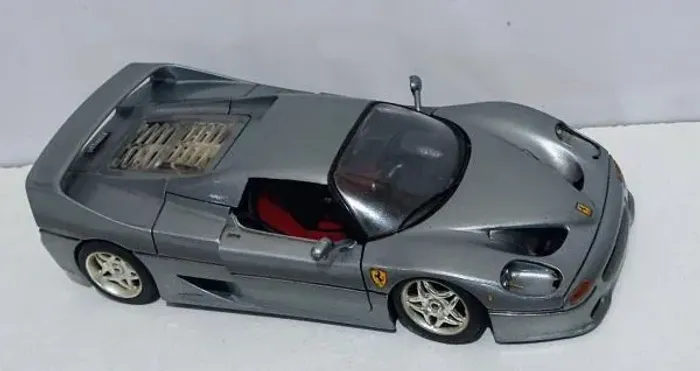 Miniatura Ferrari F50 1995 Bburago 1/18 Prata