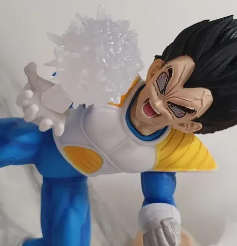 Vegeta se transformando em oozaru cerca de 16cm