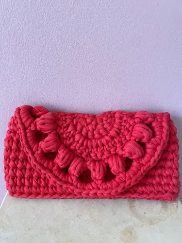Bolsa de mão em crochê vermelha