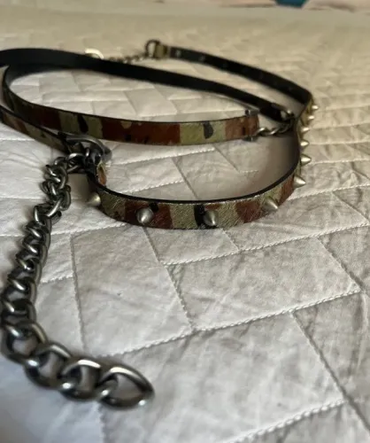 Cinto couro legitimo com estampa do exercito c/detalhes metal e corrente 1.87x2