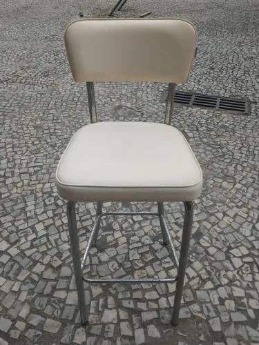 Banqueta alta vintage em metal e estofado